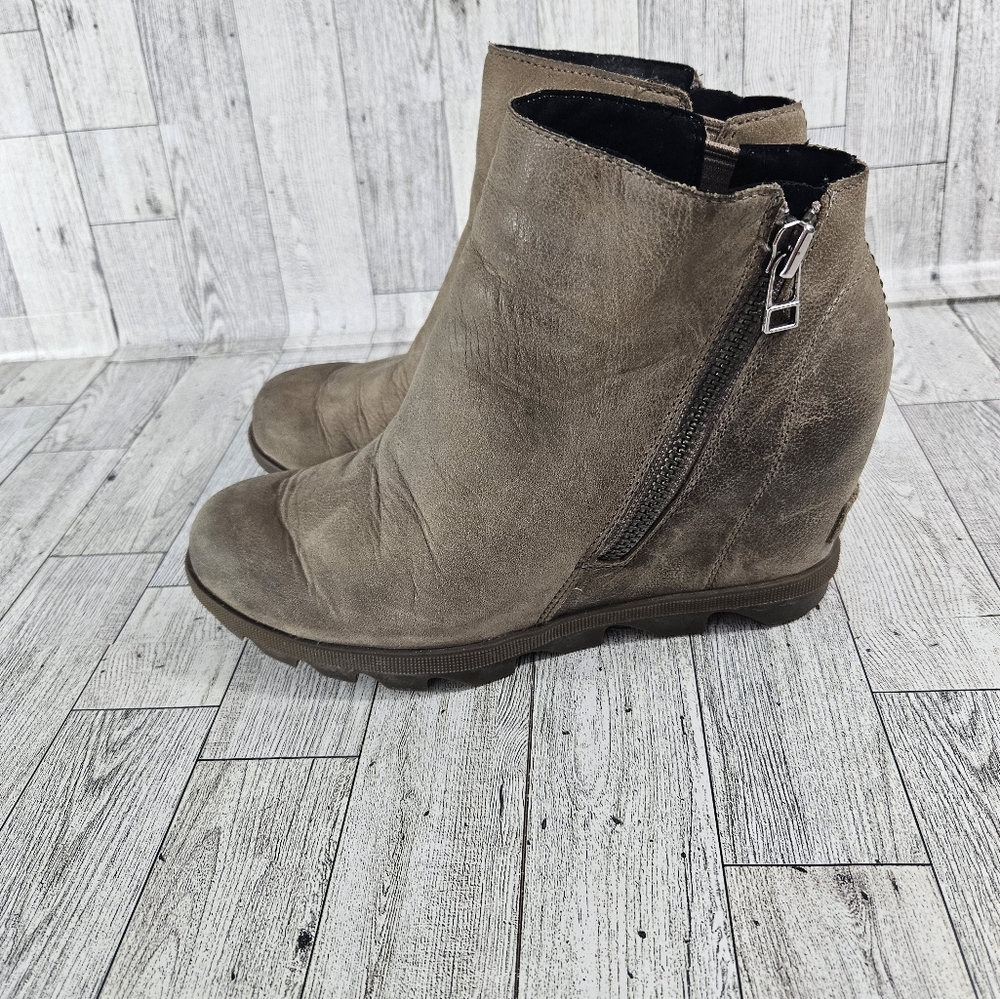 Sorel Joan of Arctic Womens Wedge Boots Size 7.5 Beige Leather Shoes Zipper Logo